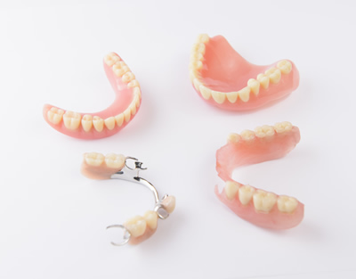 入れ歯が落ちる、外れる問題に対する対処法
