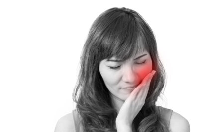 噛んだ時に奥歯が痛む場合に考えられる原因とその治療法